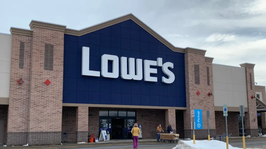 Lowe's Parking Area - Is Lowe's Open on Thanksgiving