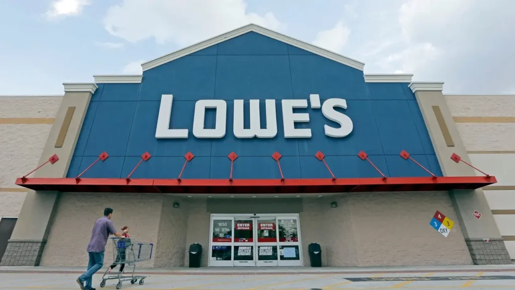 Shoppers Near Lowe's Entrance - Is Lowe's Open on Thanksgiving