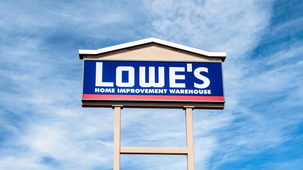Is Lowe's Open on New Year's Day