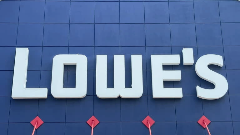 Is Lowe's Open on New Year's Day